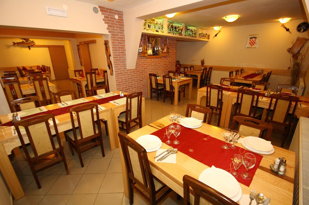 Kod Ribica Bed & Breakfast Jasenovac ภายนอก รูปภาพ
